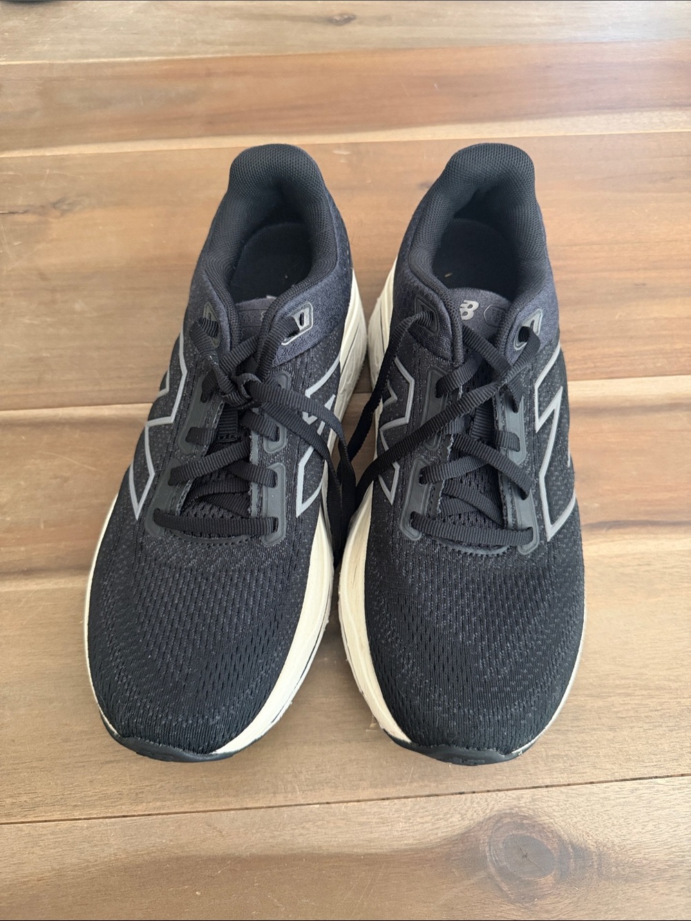 New Balance 860 Fresh Foam Women’s Black Sneakers with White Midsoles